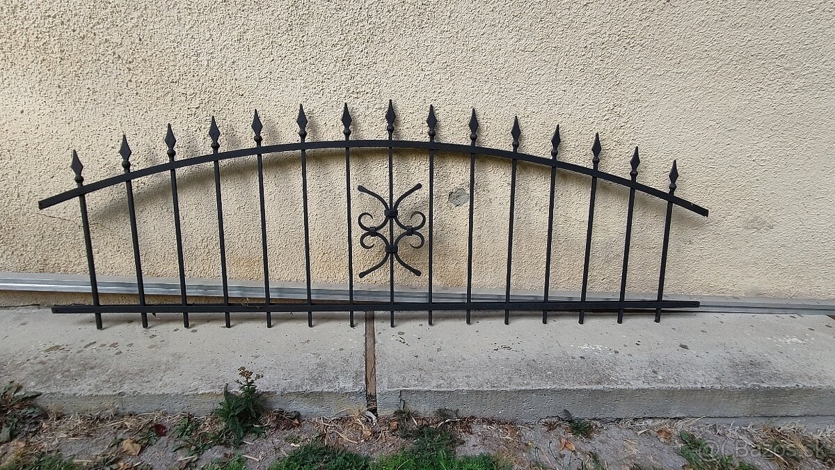 Starý kovaný plot