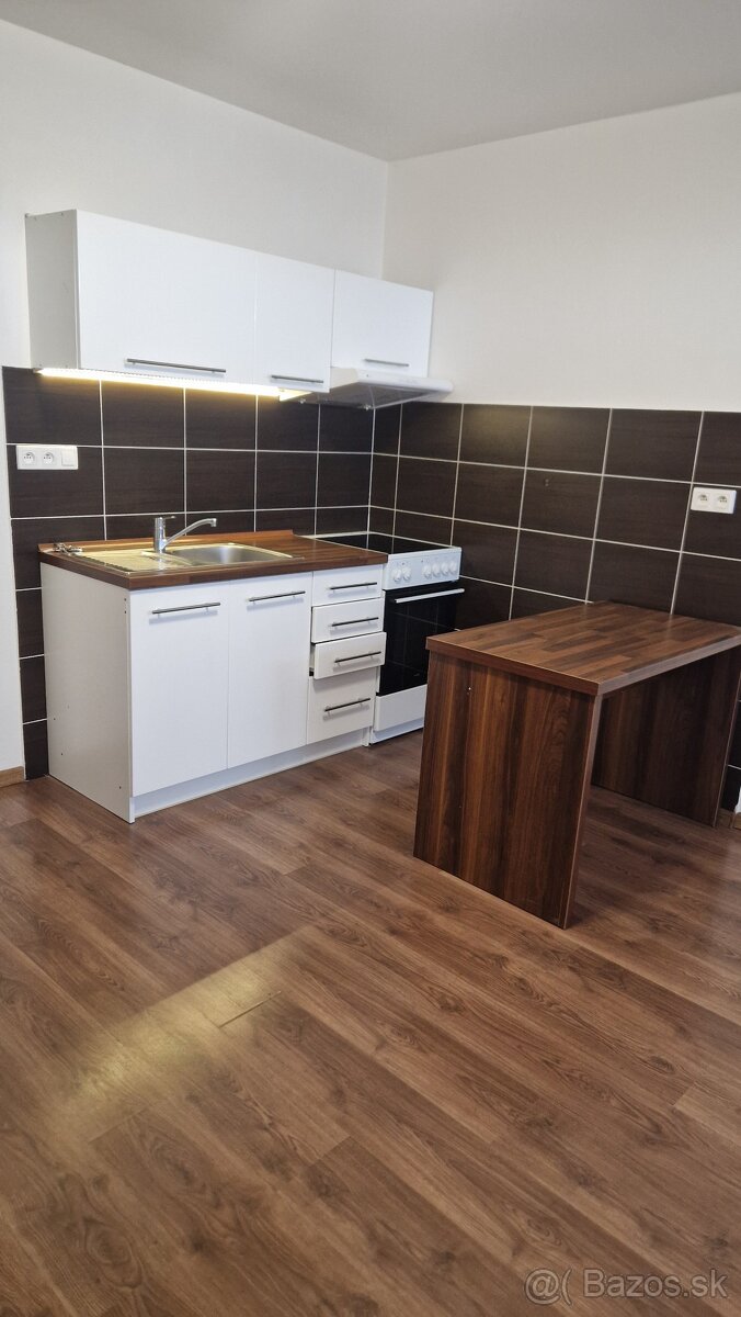 Prenájom garsónka v podkroví-čiastočne zariadená