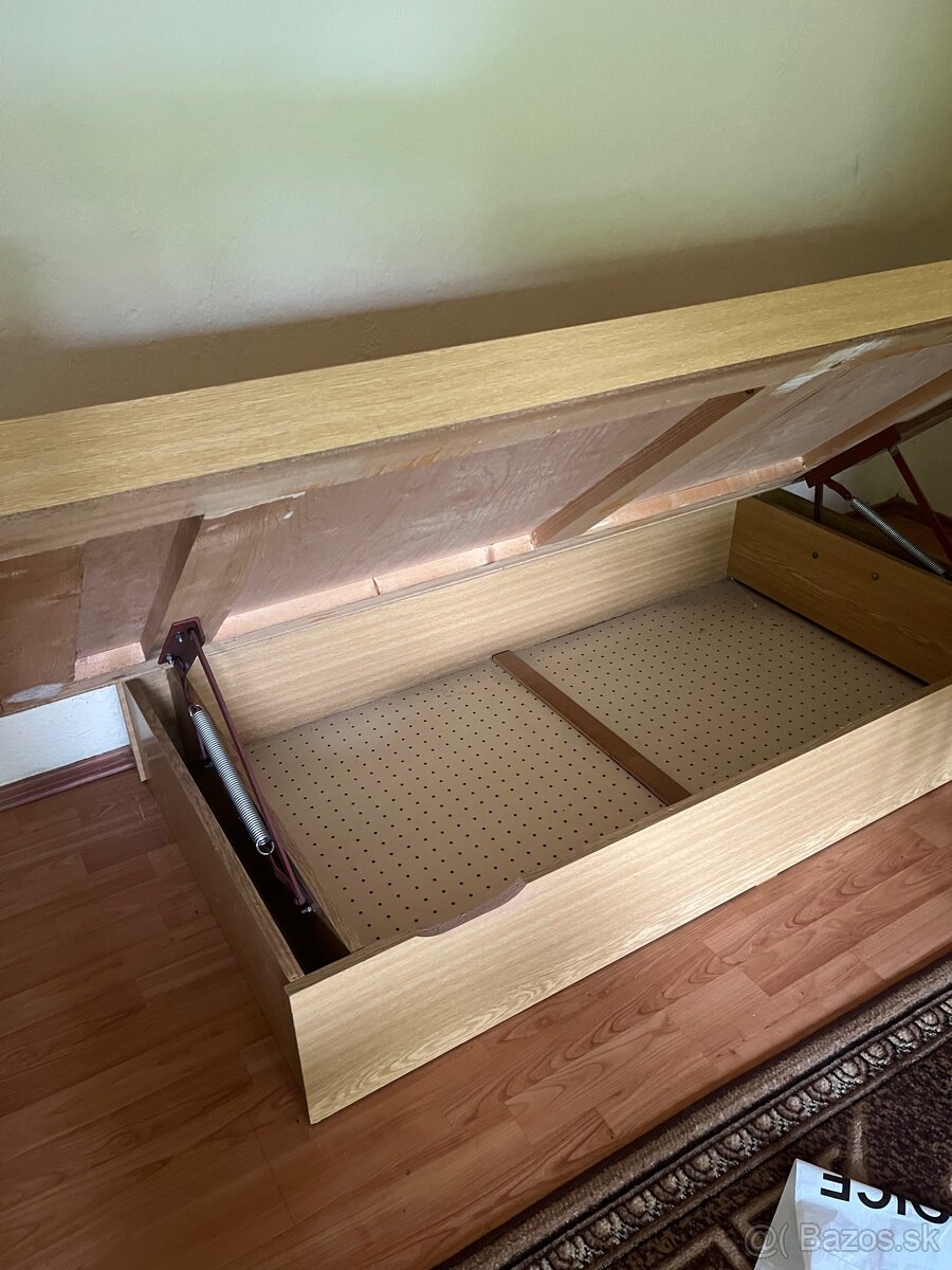 Valenda posteľ s úložným priestorom