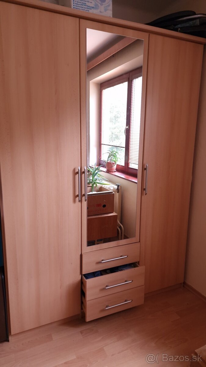 Trojdielna skriňa so zrkadlom