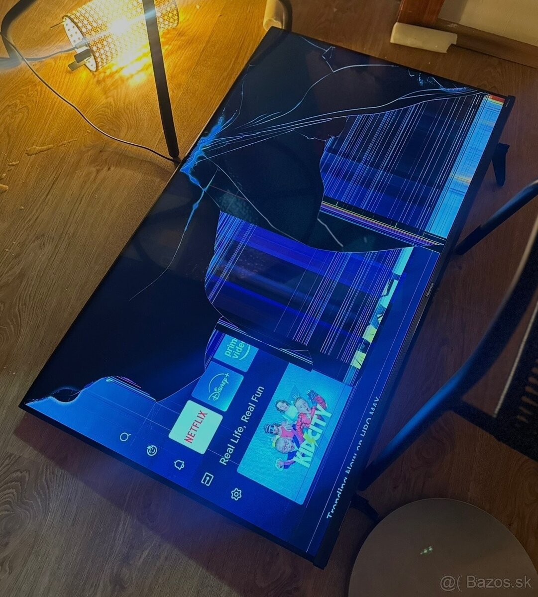 Mechanicky poškodený televízor Hisense