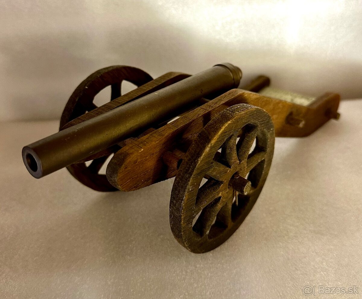 Retro věci  - popelníky, bakelitové rádio, lampa,baterky