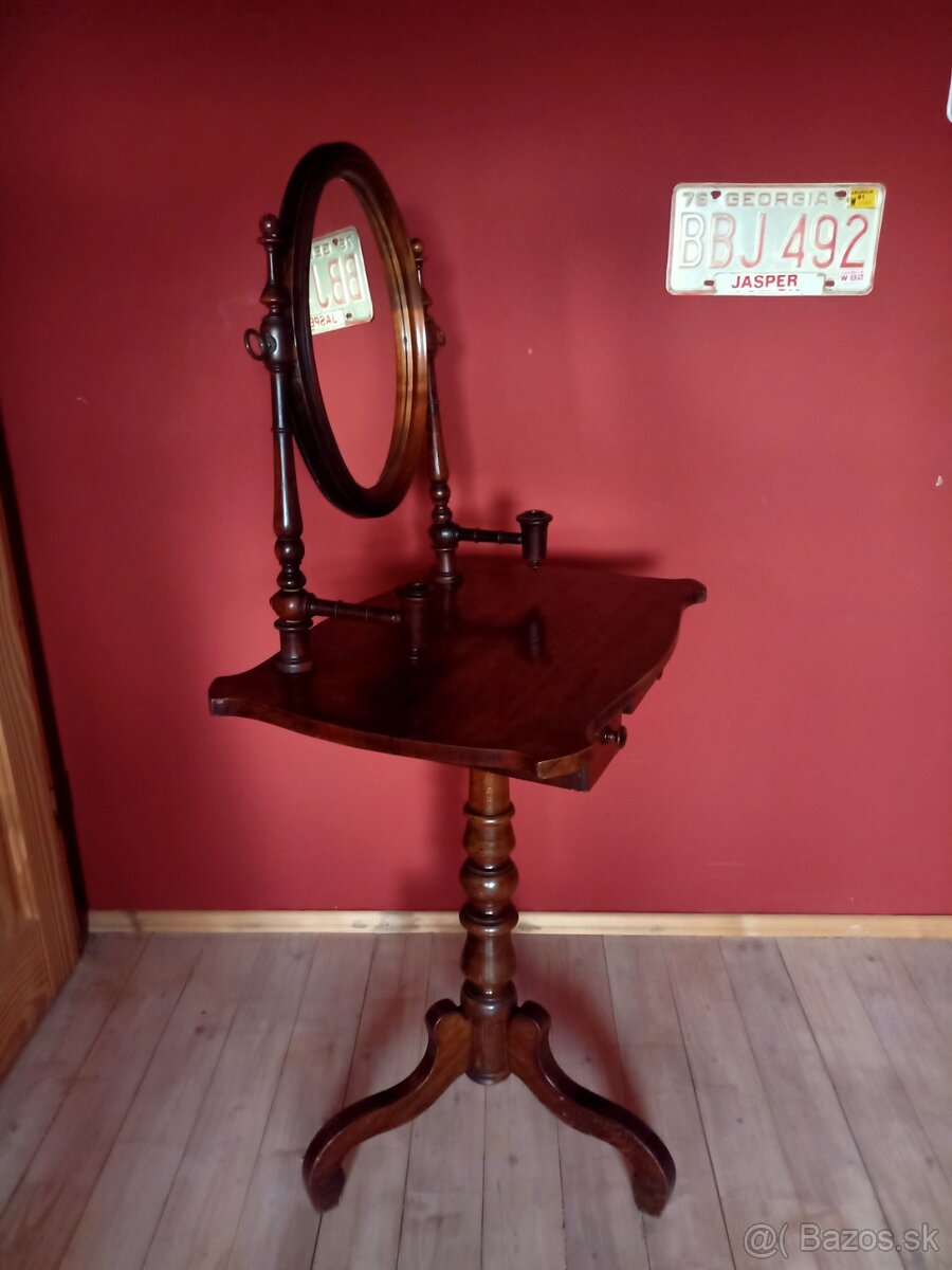 Starožitný toaletný stolík