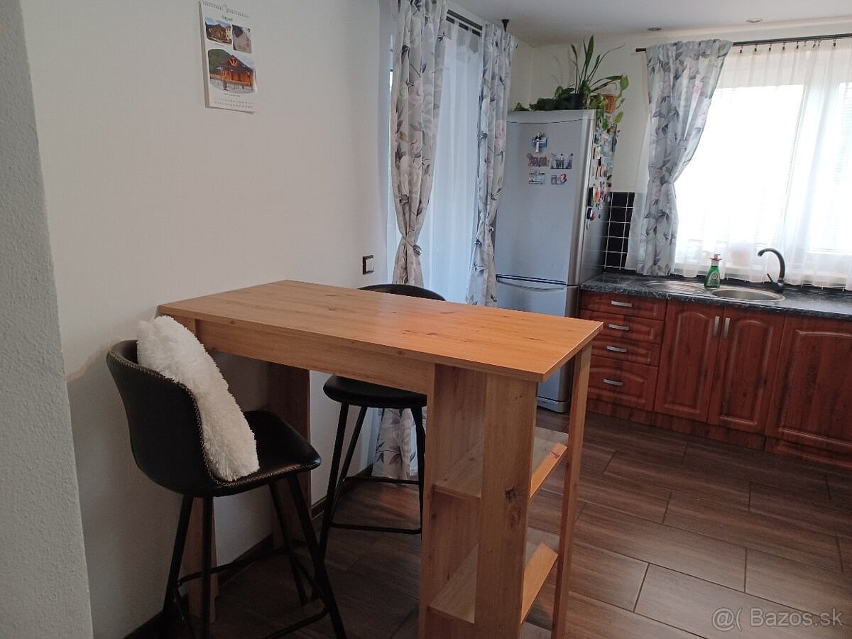 Barový stôl so stoličkami