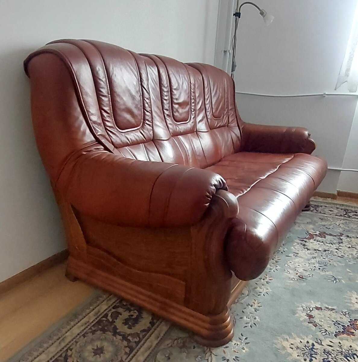 Kožená sedačka so stolom