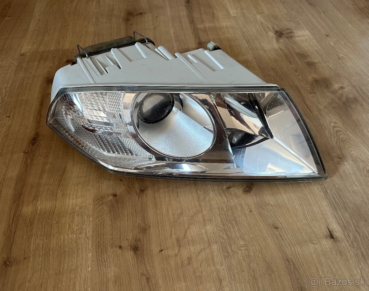 Škoda Octavia 2 predný pravý svetlomet xenon