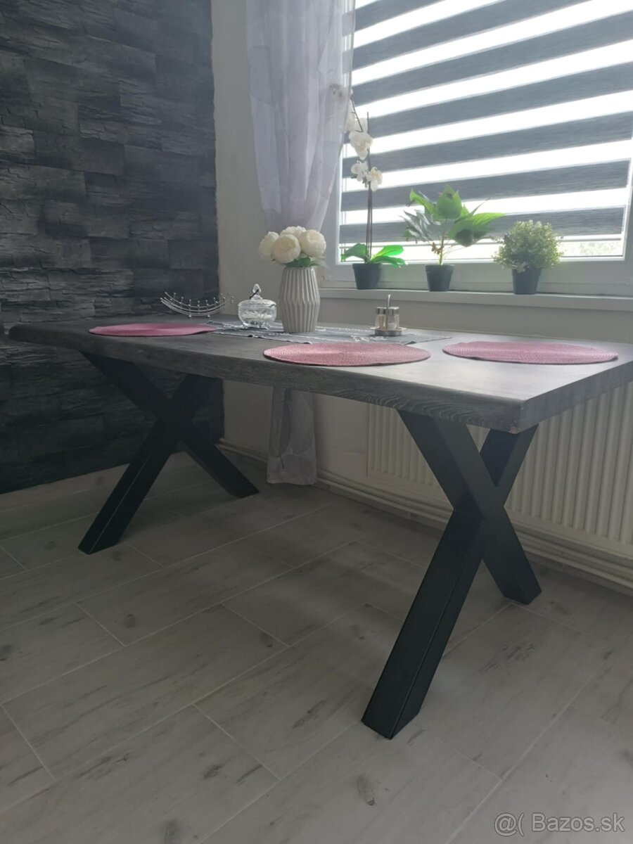 MASÍVNY JEDÁLENSKY STOL