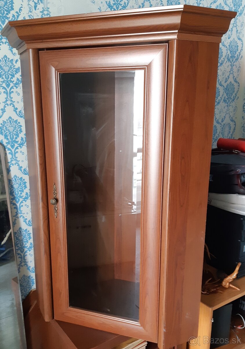 Rohova vitrina rustikalny styl