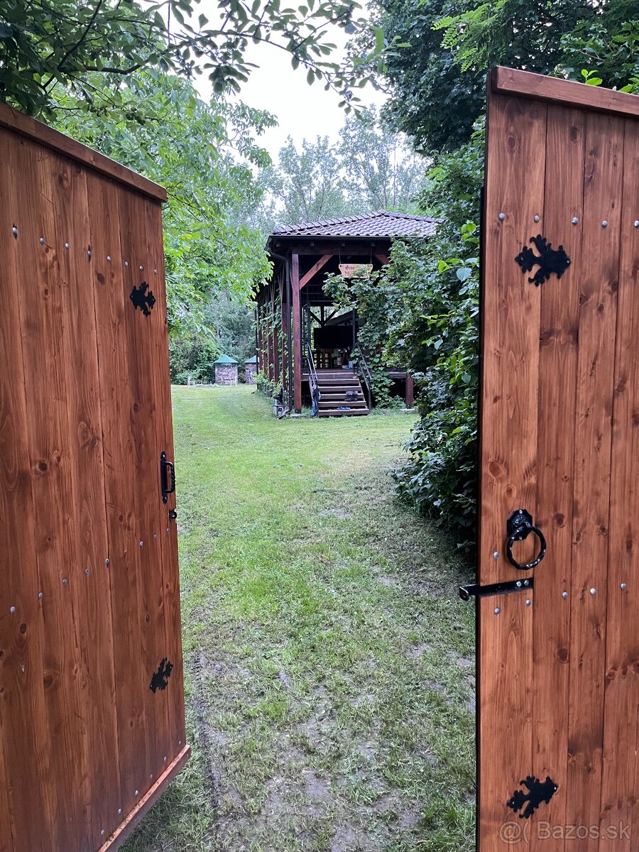 Na predaj pozemok o rozlohe 292000 m2 s poľovníckou chatou