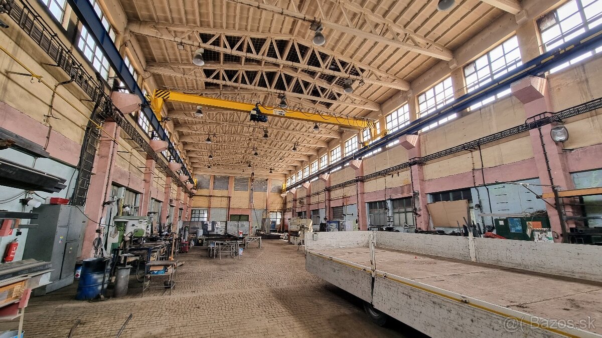Výrobno - skladový areál Bošany, pozemok 5000 m2, žeriav
