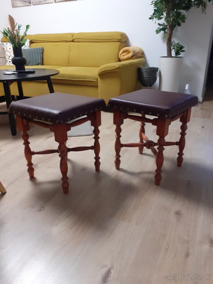 Drevené stoličky s koženým sedákom