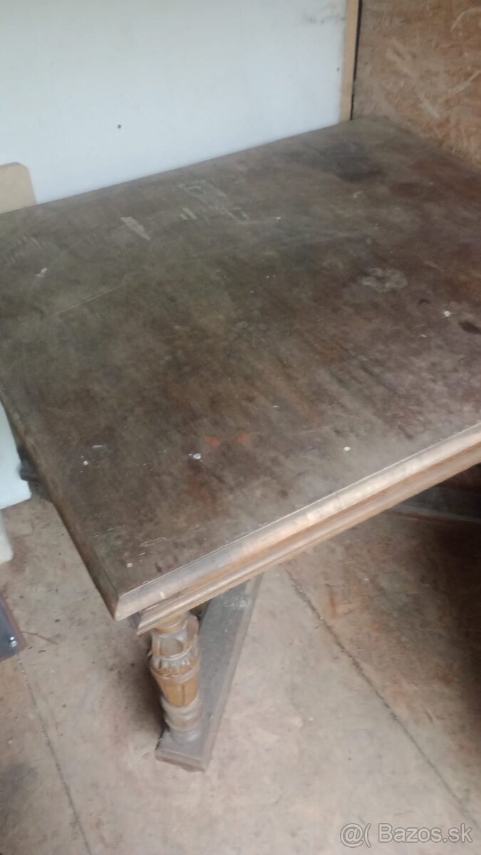 Predám drevený stôl s vyrezávanými nohami – vintage / chalup