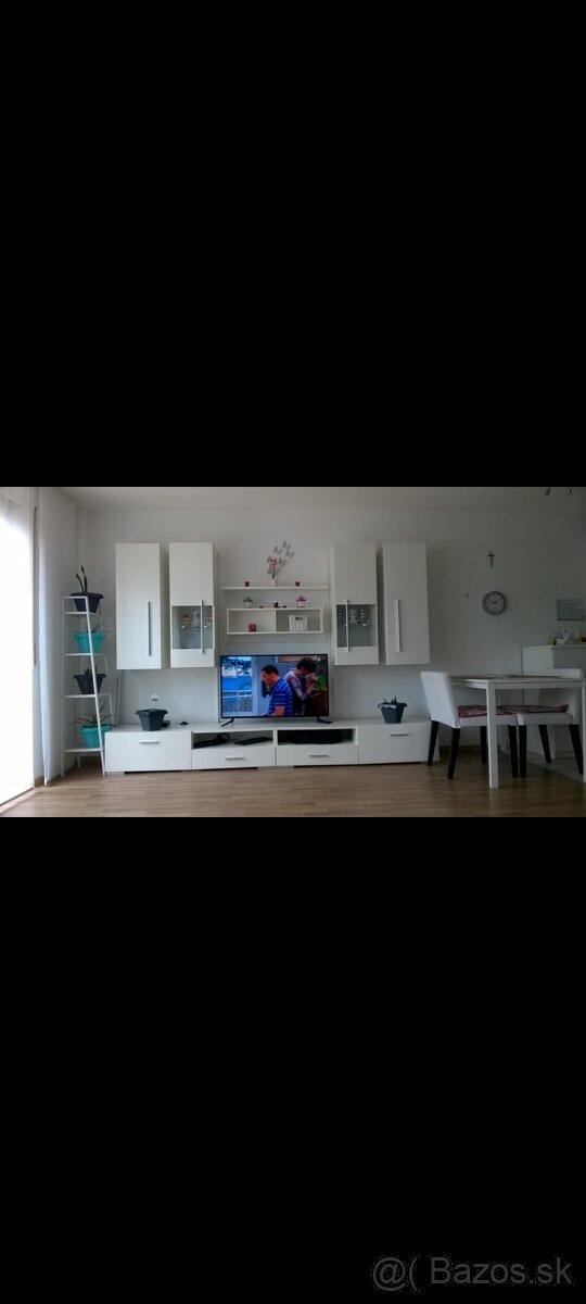 Biela obývacia stena