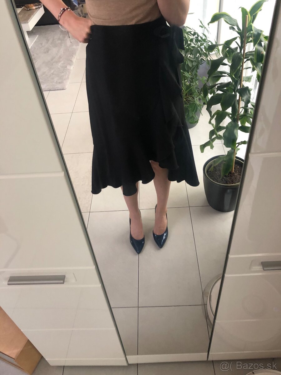 Elegantná čierna midi sukňa