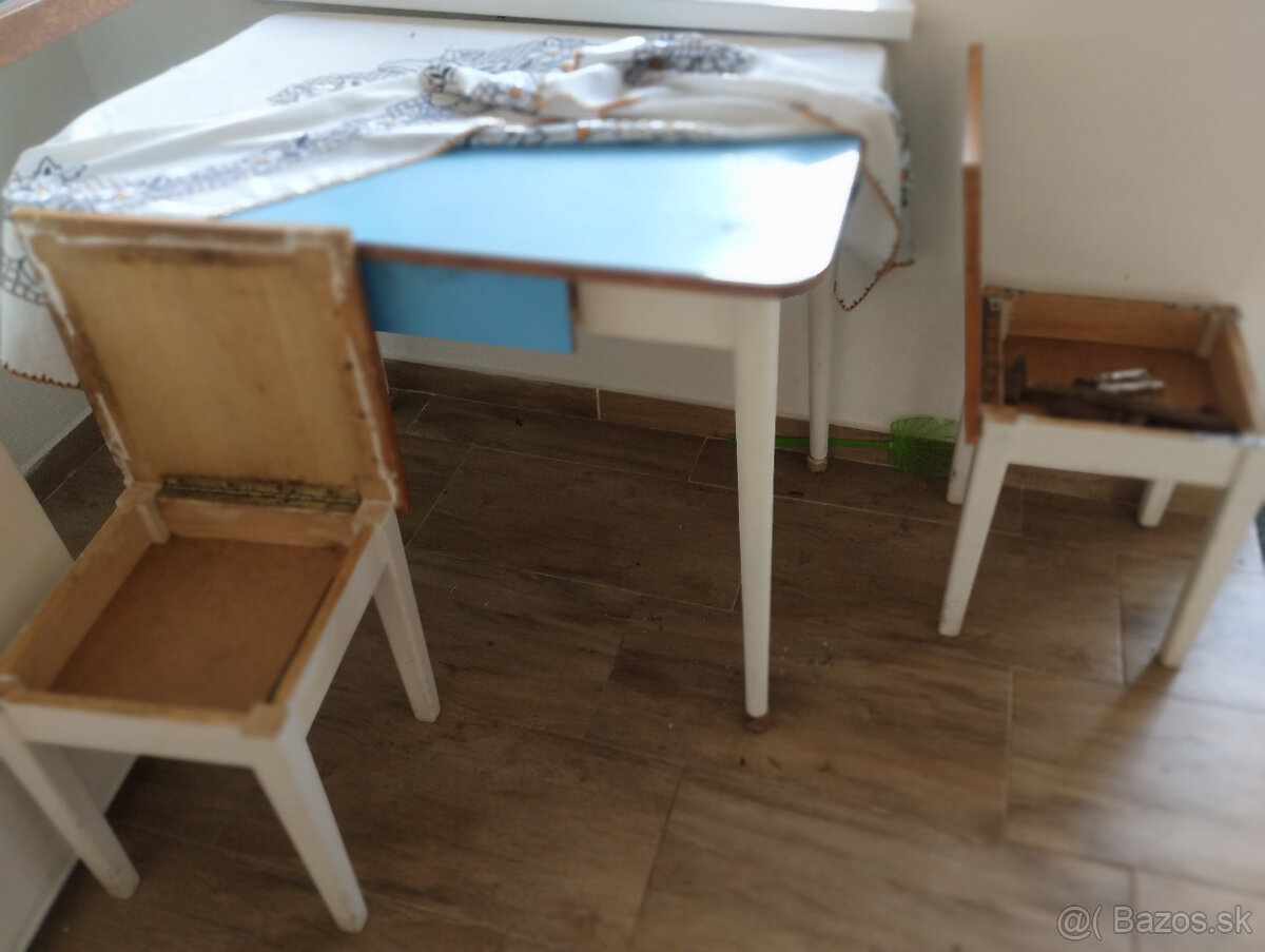 STOL A DVA STOKERLIKY