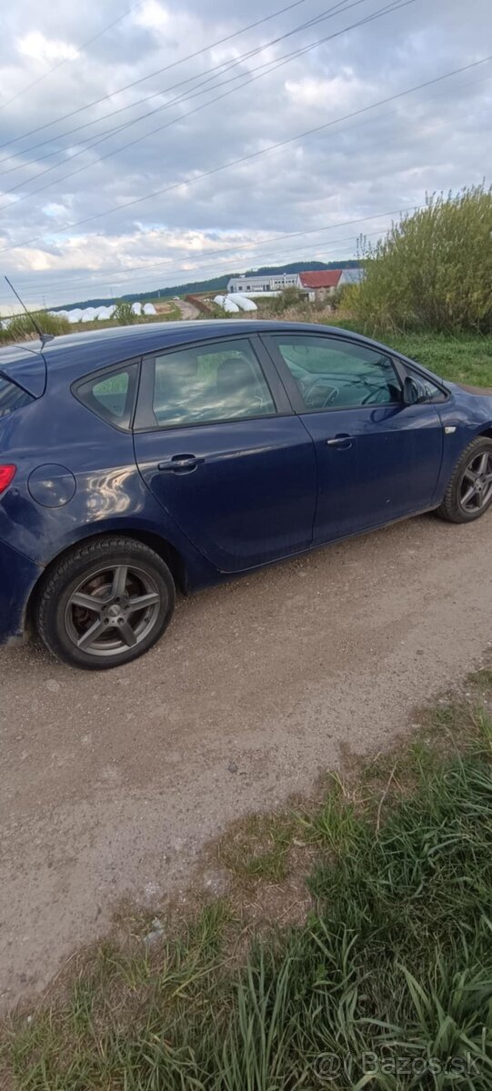 Predam opel astra J 1.7 cdti 81 kW rok 2014