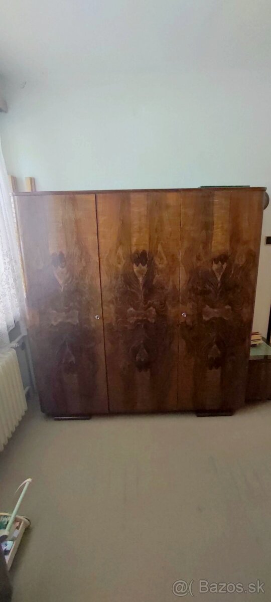 Darujem šatníkovú skriňu + set