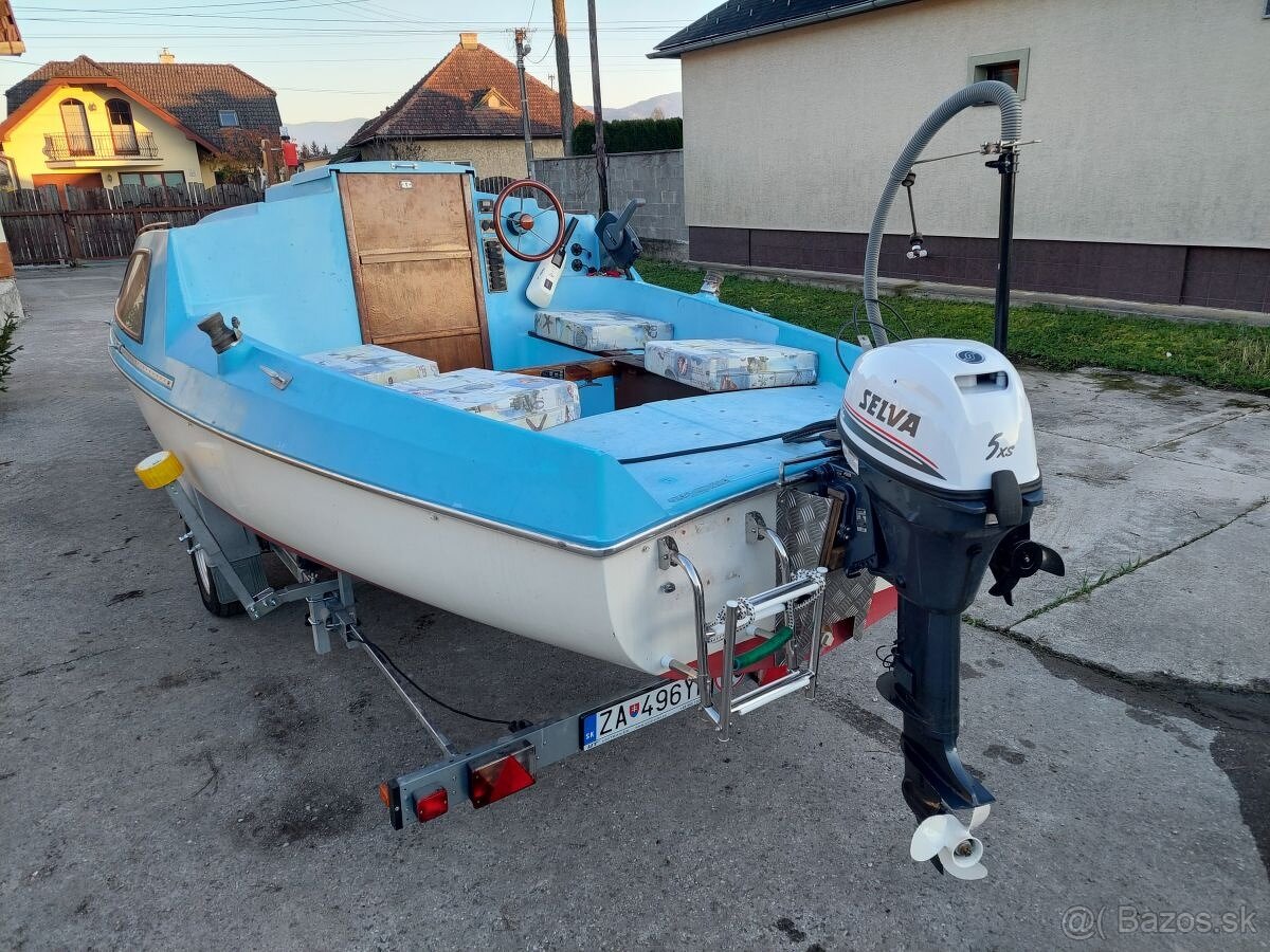 Kajutový čln s elektromotorom