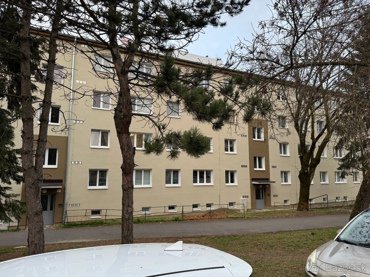 Predám 2 - izb. tehlový byt s balkónom na Podhradovej