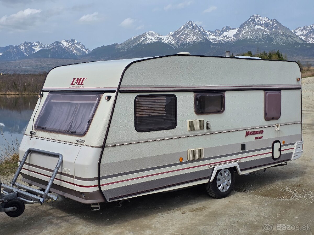 Karavan LMC 490 - predstan s bokami