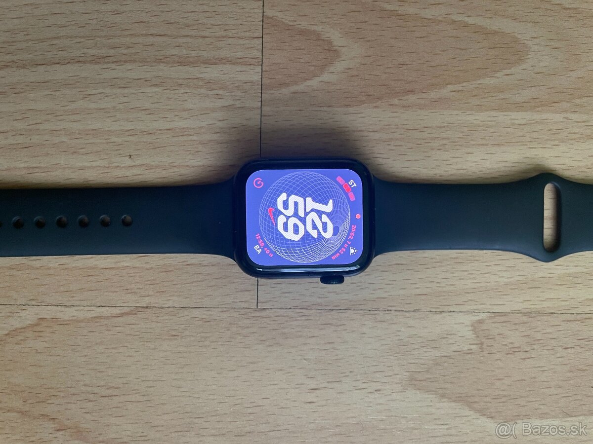 Apple Watch SE 2. generácie, 44 mm — výborný stav