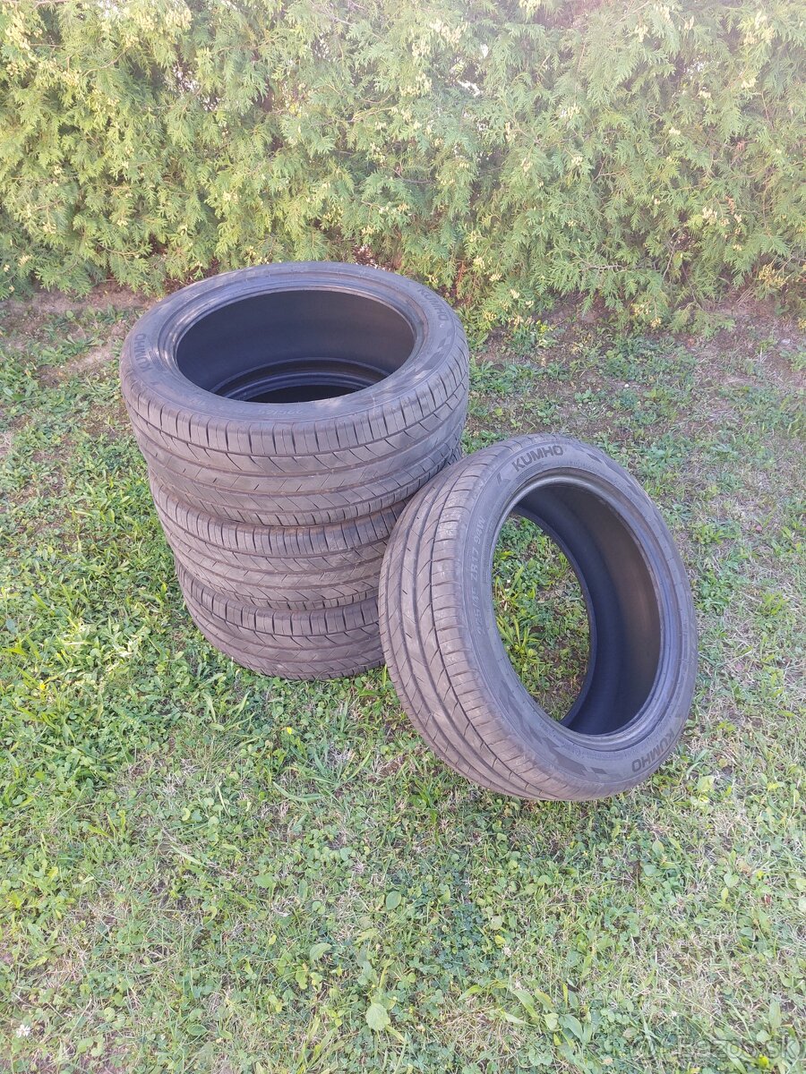 225/45 R17 Kumho Ecsta HS52