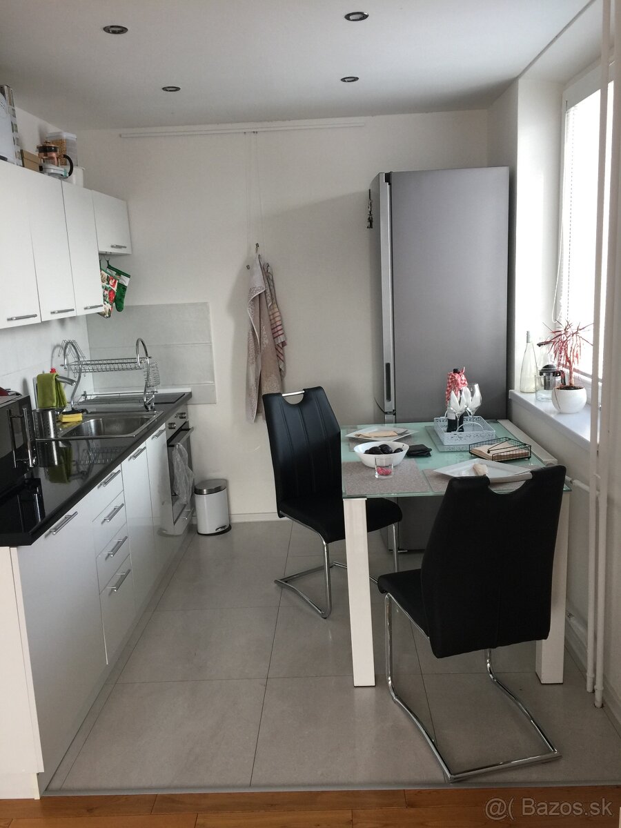 dám do nájmu 1 a pol izbový byt a prechodnú izbu