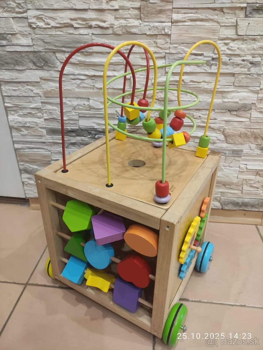 Veľká drevená interaktívna kocka