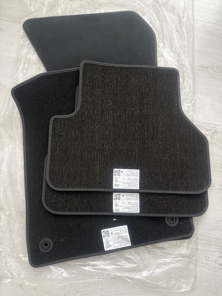 AUDI A4 S4 (B9/8W) rohoze / koberce orig. nové