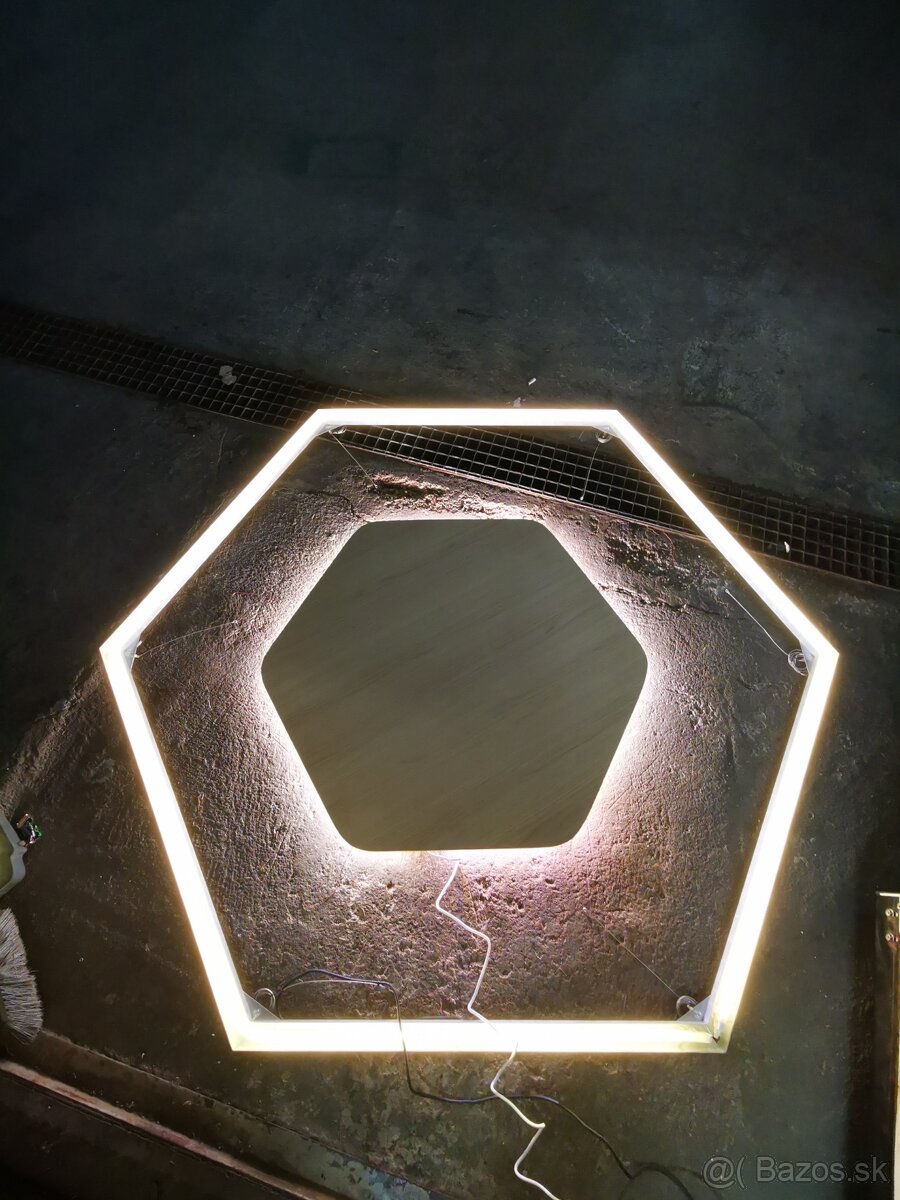 Šesťuholníkové LED závesné svietidlo