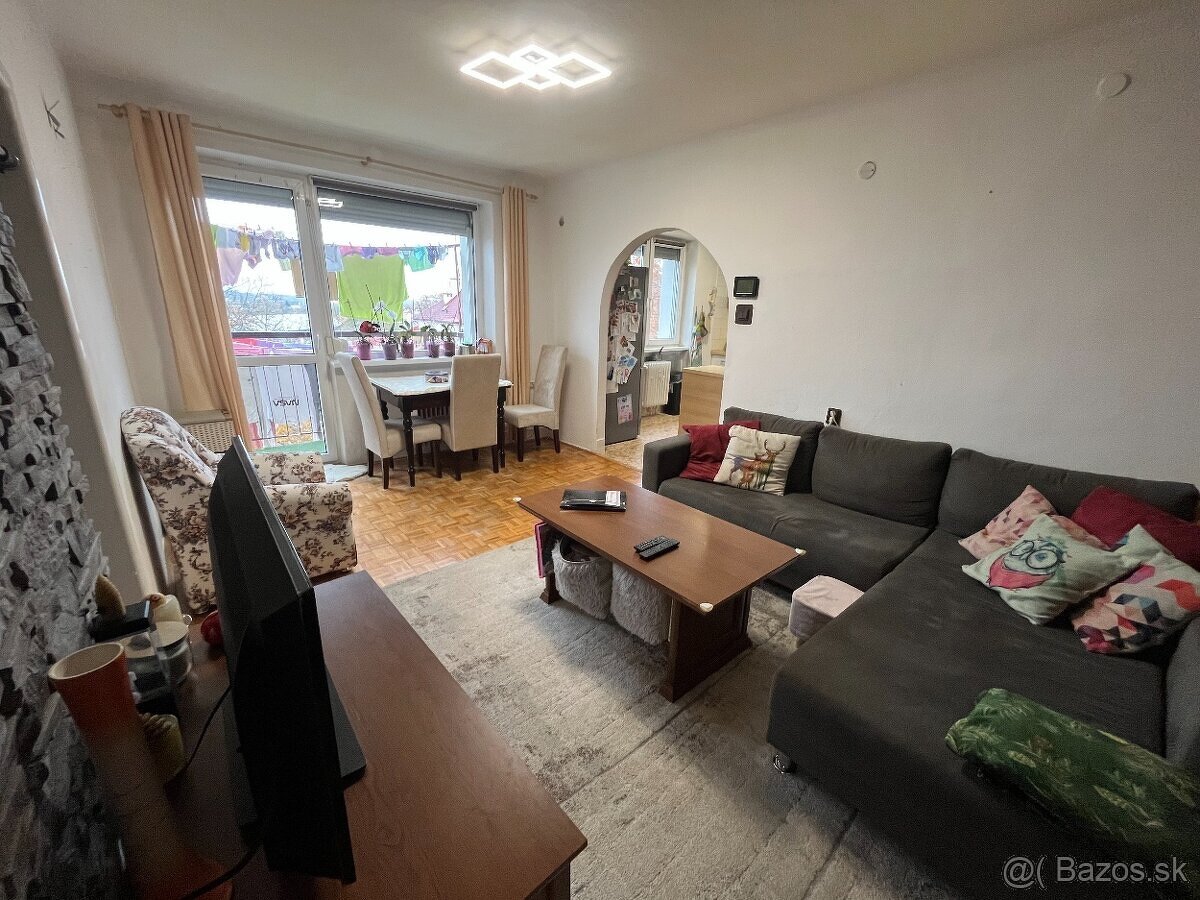 Priestranný trojizbový byt s balkónom – Lučenec