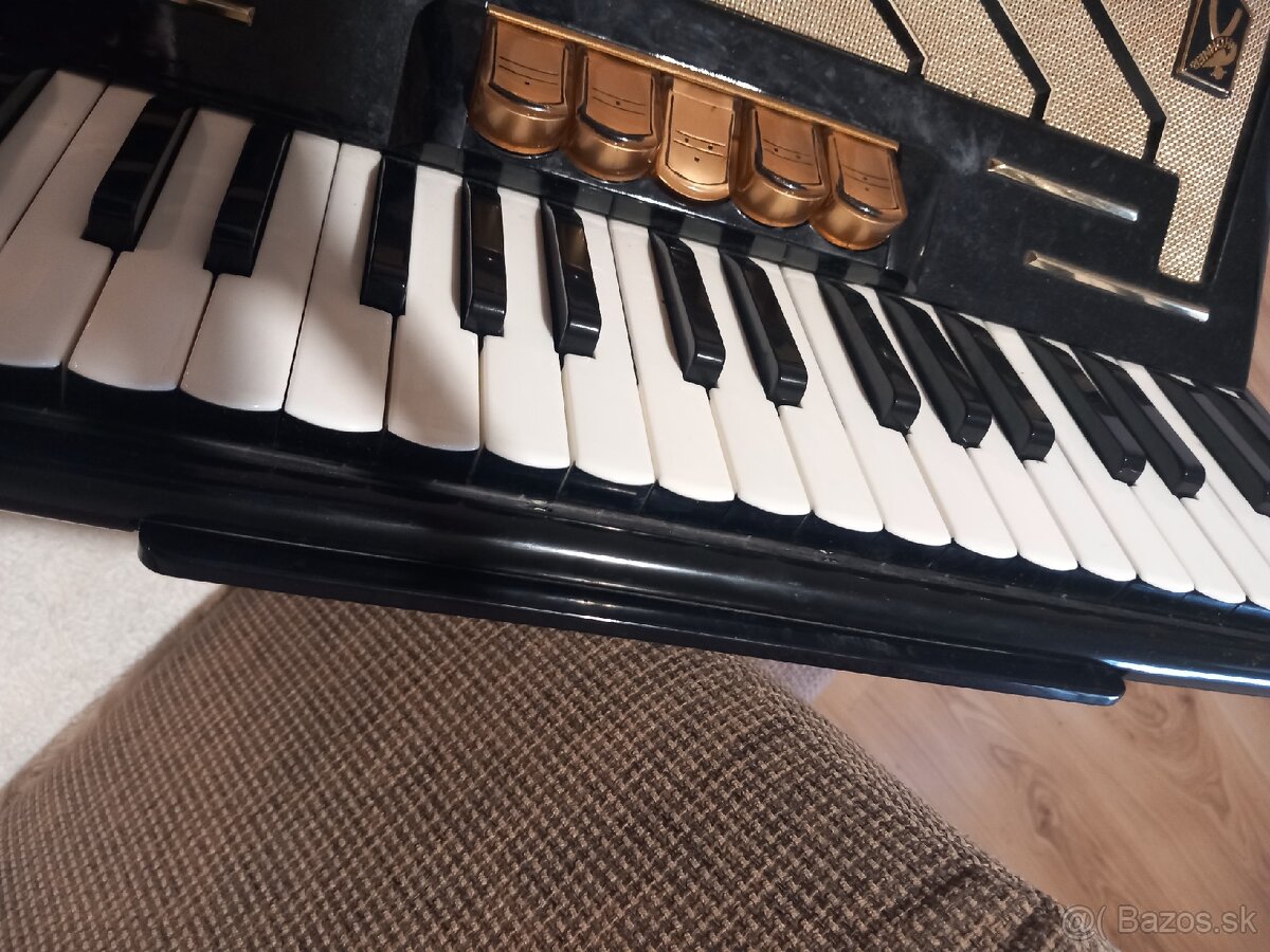 Predám kvalitný 120 basový akordeón