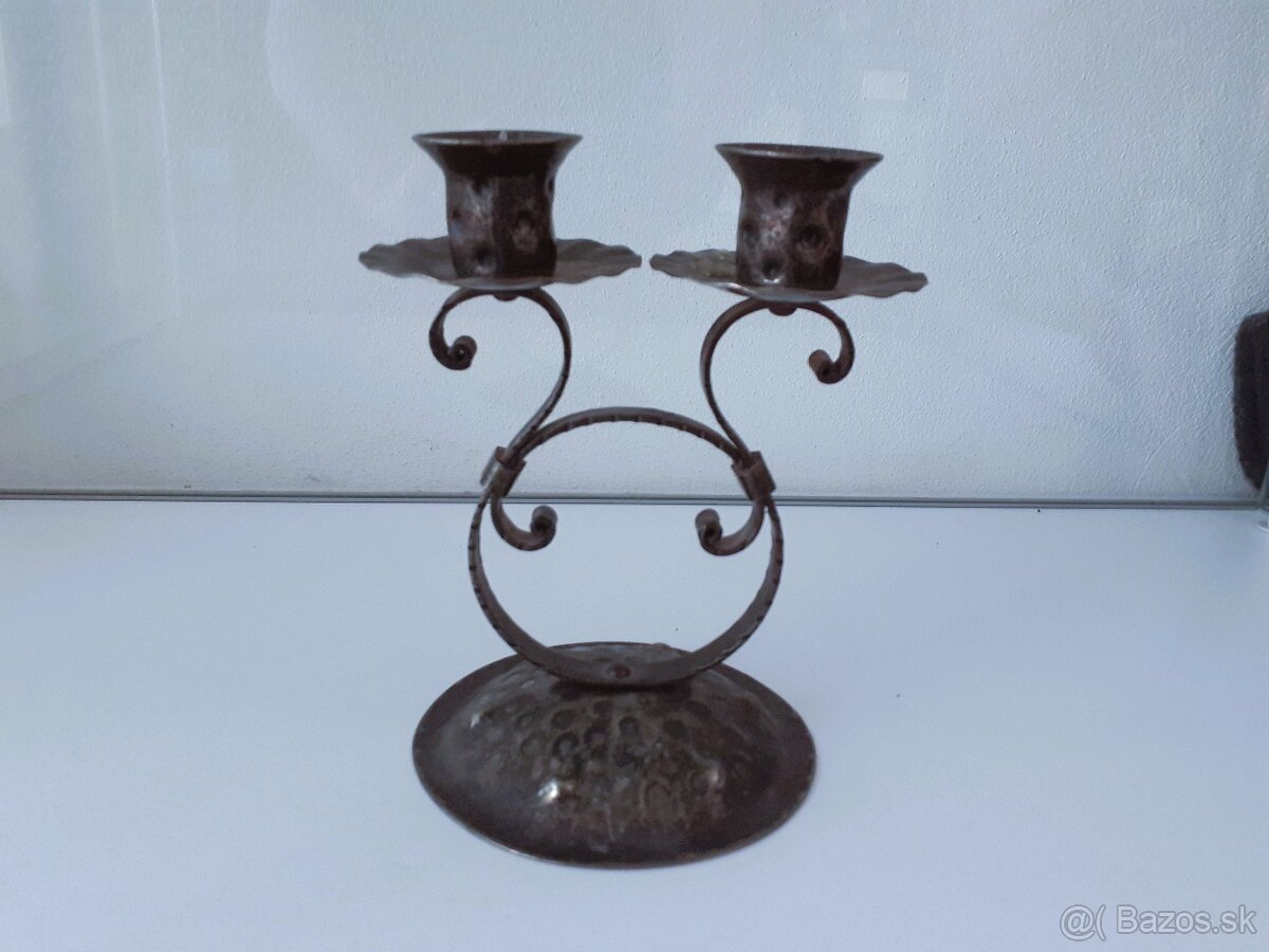 Starý kovový svietnik