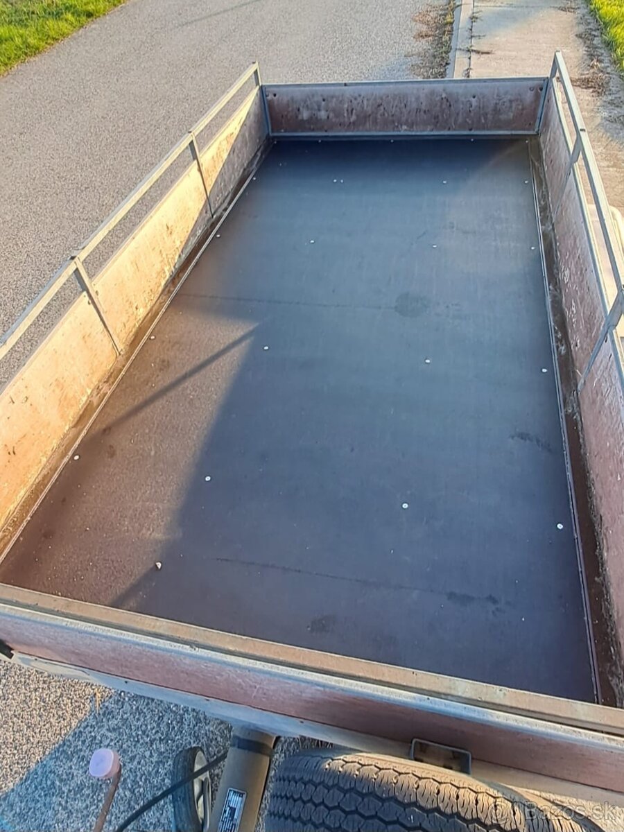 Prívesný vozík brzdený Agados 1,6T.