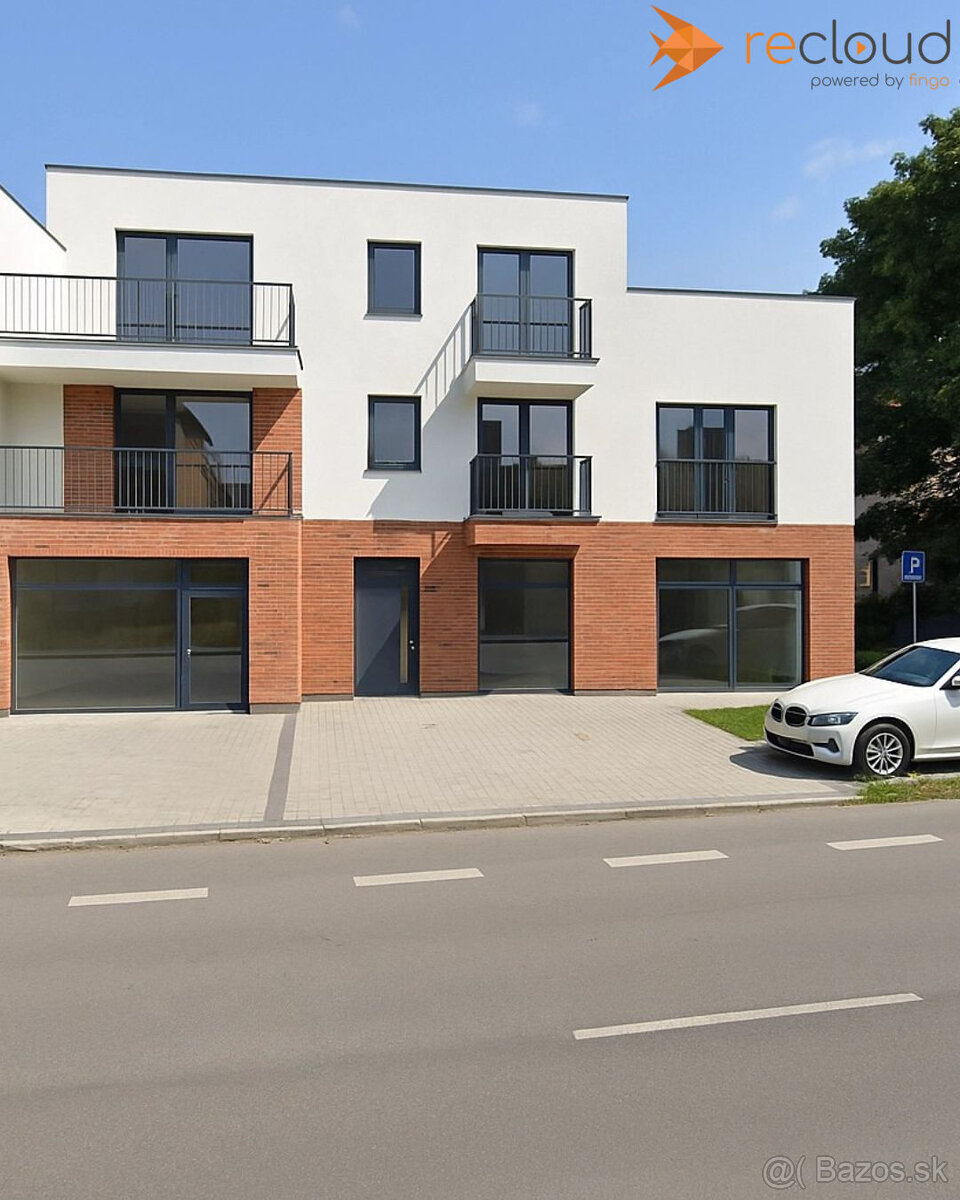 Rozostavaná polyfunkčná budova v centre Hlohovca