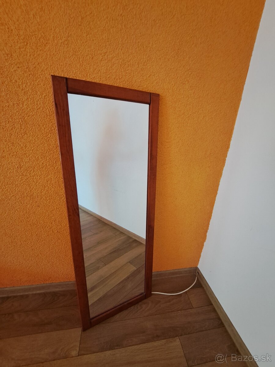 Zrkadlo v drevenom ráme 1300x470 mm