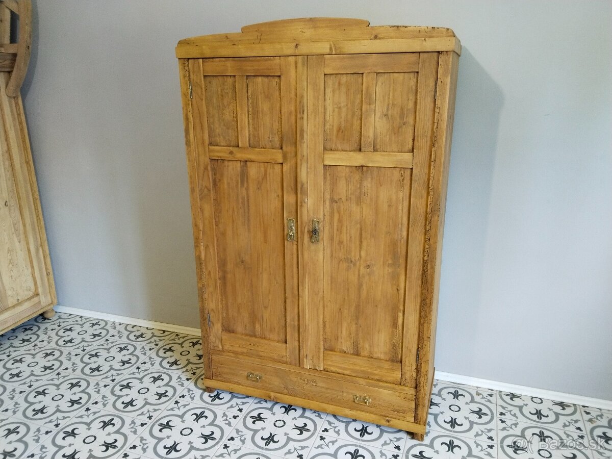 Stará, secesní skříň po renovaci, voskovaná 2
