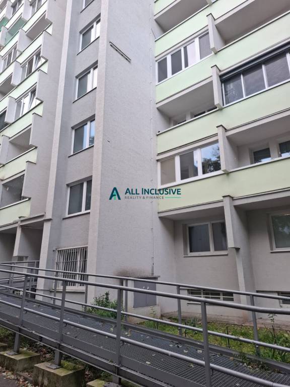 Ponúkame na predaj garzónku s loggiou na Rezedovej ulici v R