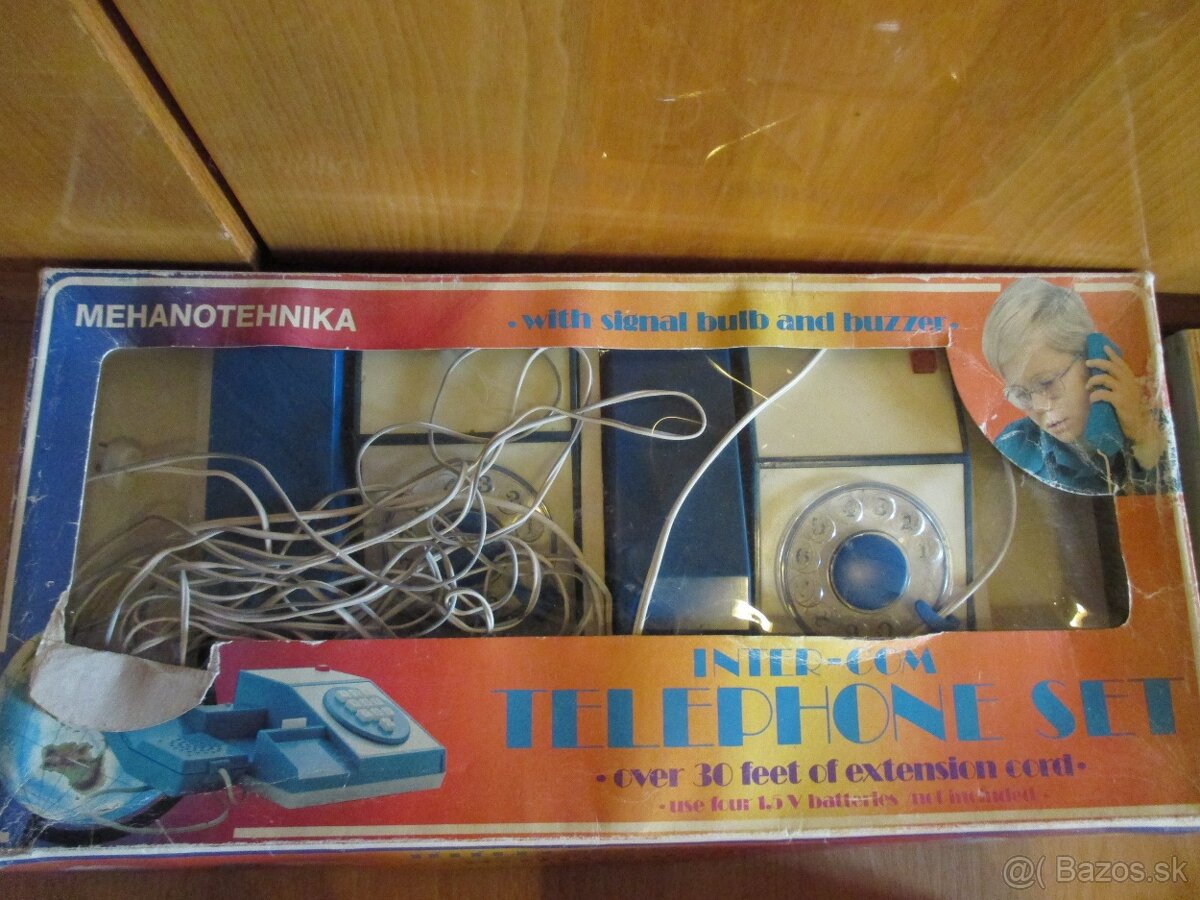 Dva detské telefóny prepojené káblom Socialistické hračky