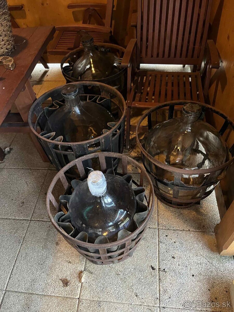 Sklenene demižony.