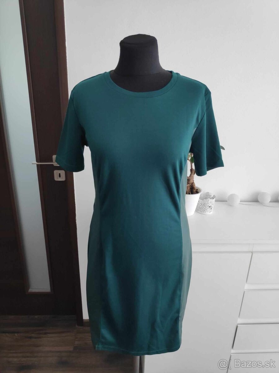 Smaragdové šaty s eko-kožou po bokoch M/L