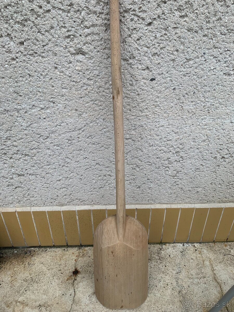 Stará drevená lopata