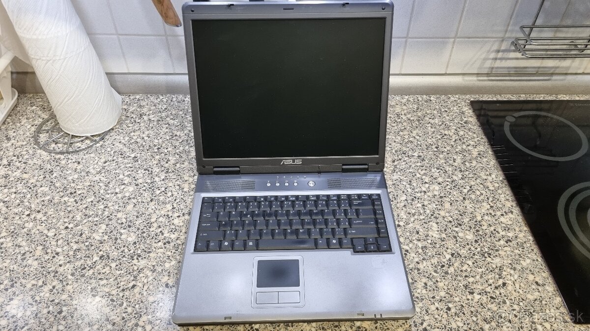 Predam nefunkcny Asus laptop na opravu ci diely
