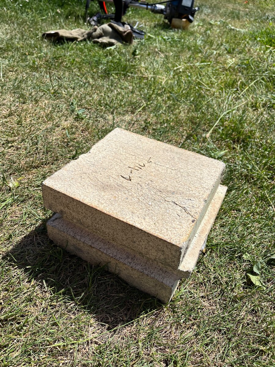 Predám šamotové tehly - 20,5cm x 20,5 cm 12cm