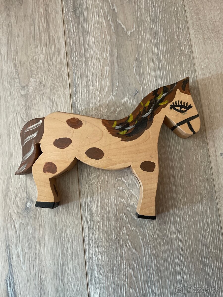 Drevený javorový konik