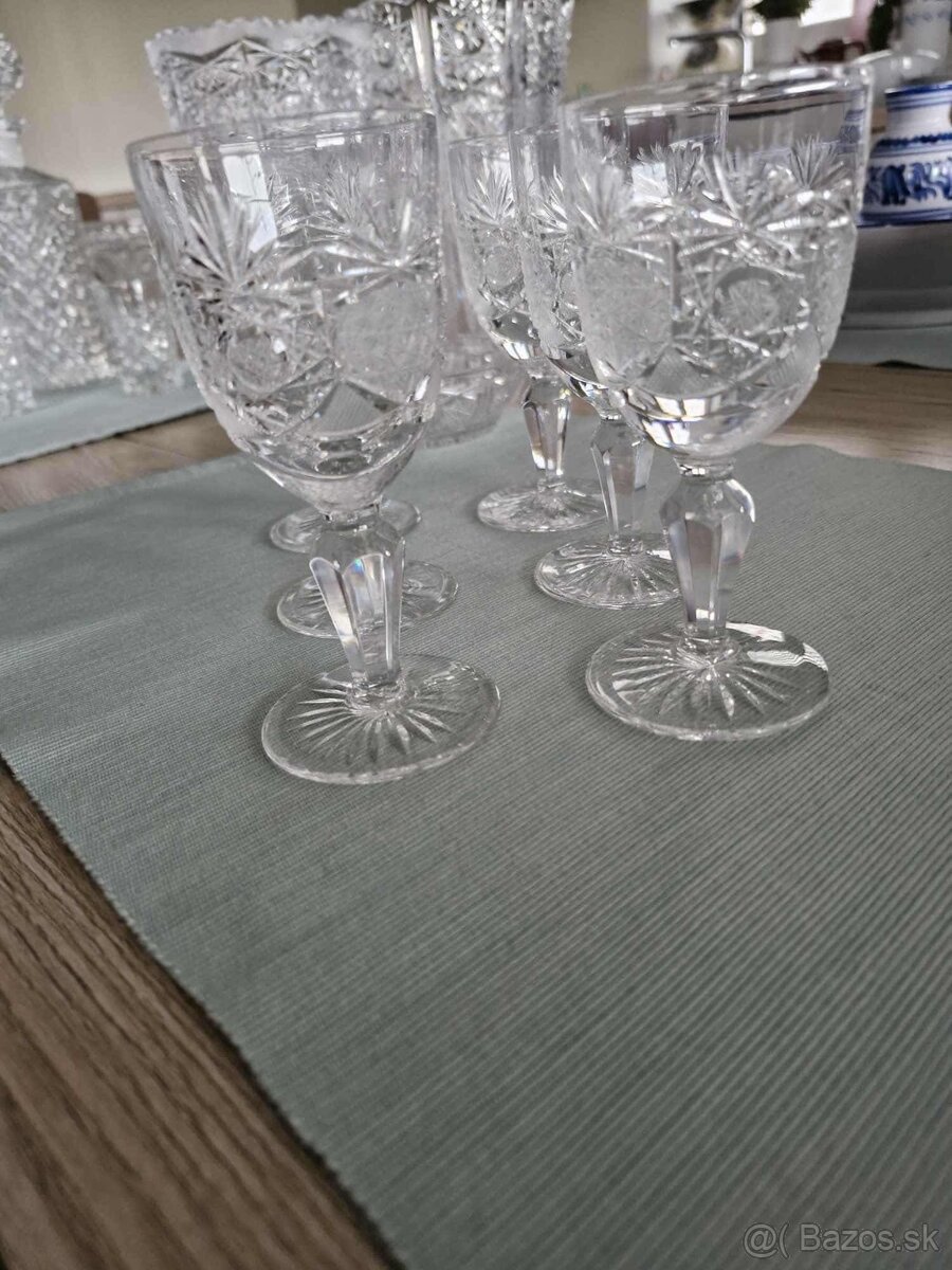 Elegantné brúsené poháre na stopke – 6 ks