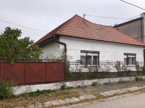 Rodinný dom s veľkým pozemkom na predaj...