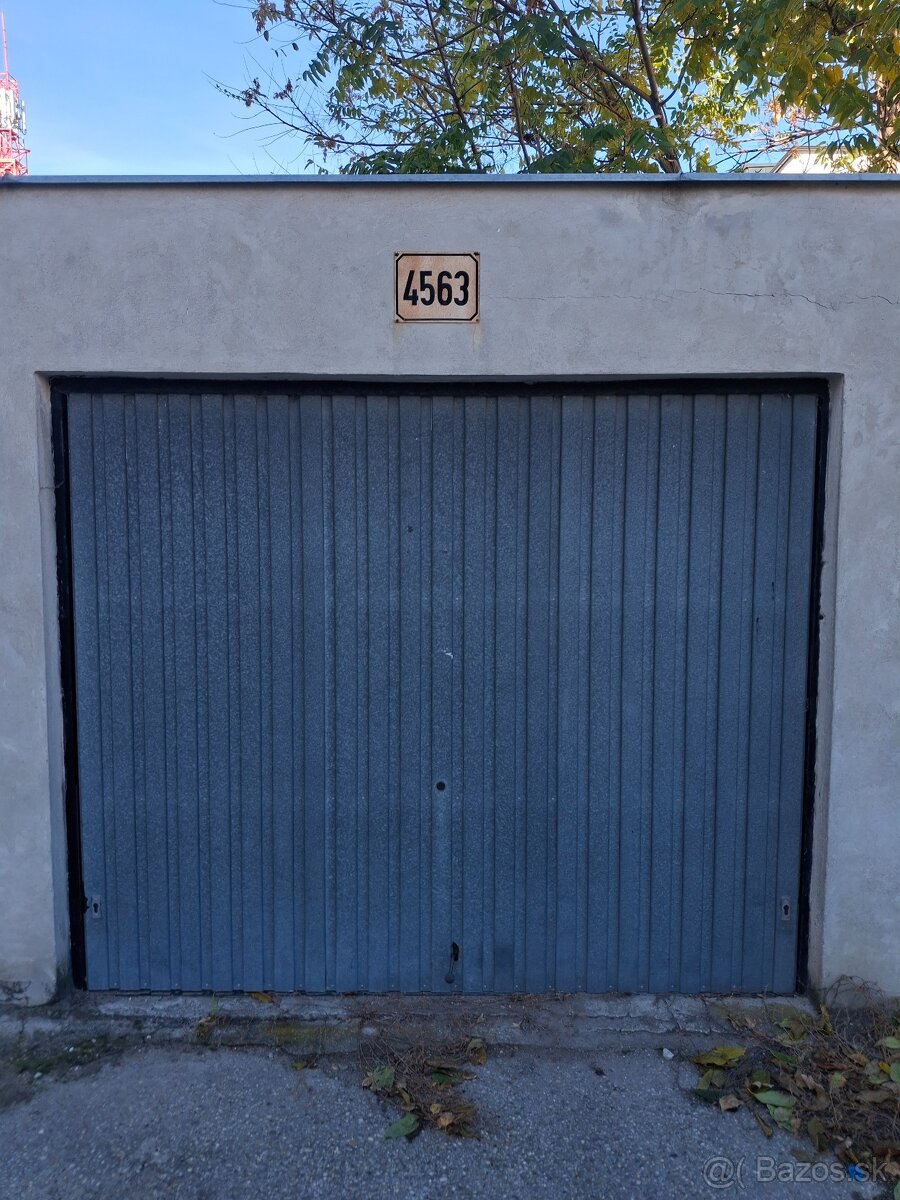 Predam Garaz v centre mesta Dunajskej Stredy (Radnicne nam)