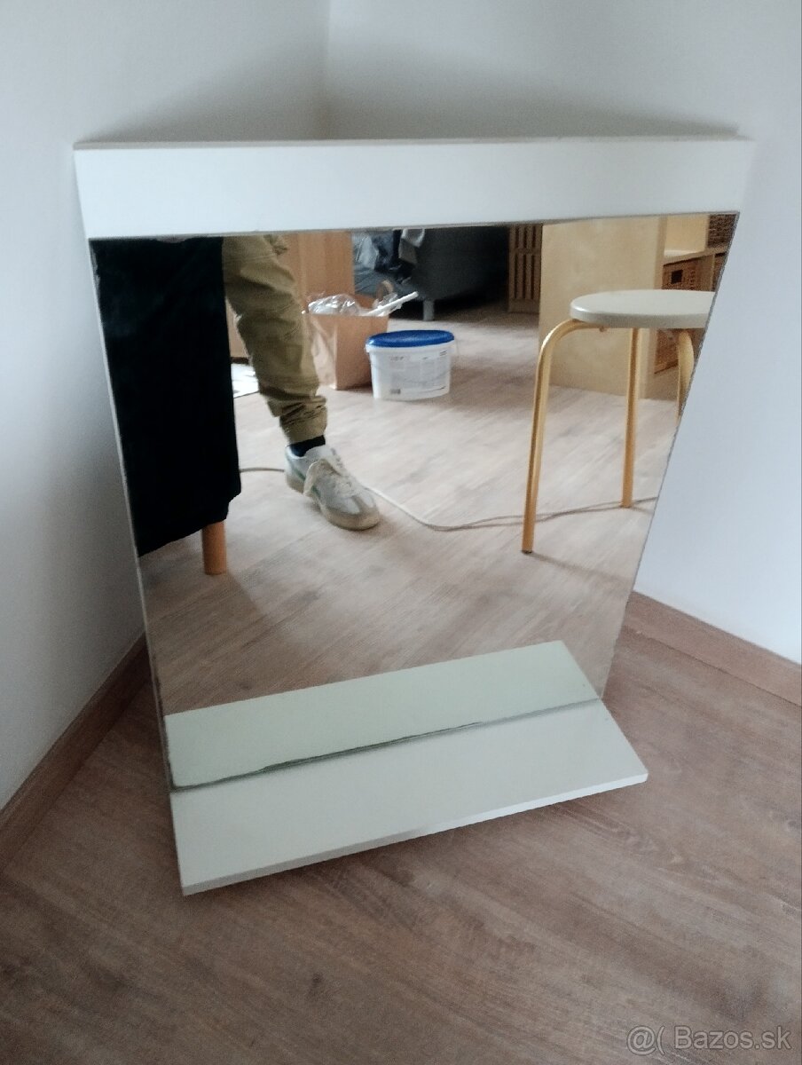 Zrkadlo s polickou kupelna