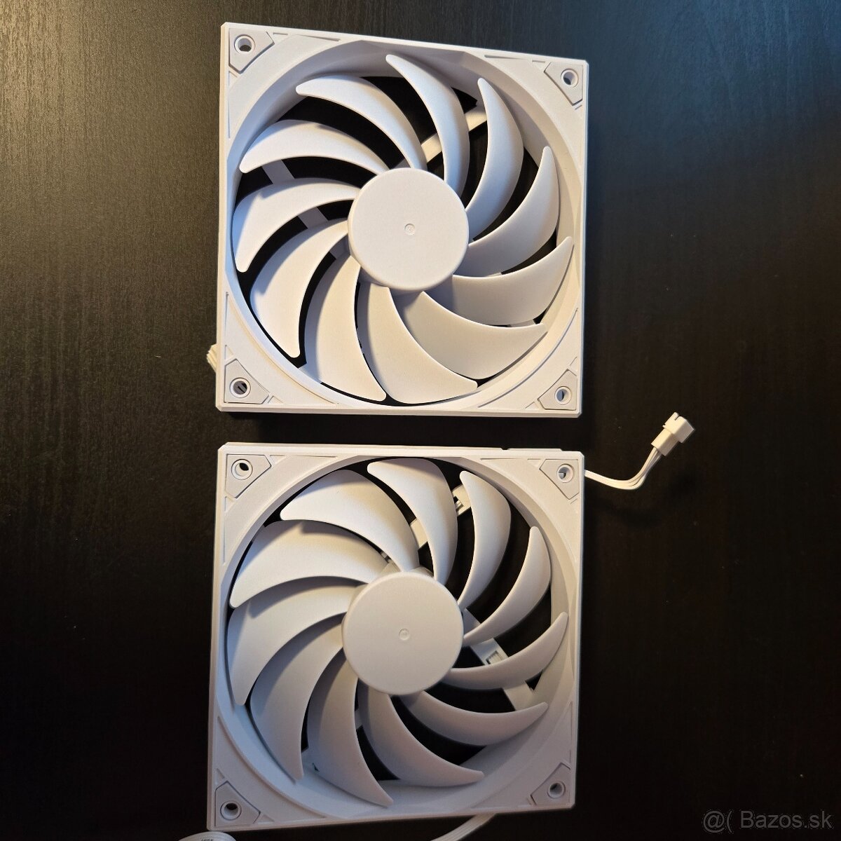 Predam 2ks 12cm Ventilátorov LianLi biele